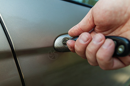 男人的手用钥匙打开车门手指控制金属运输旅行水平车辆男性保险黑色图片