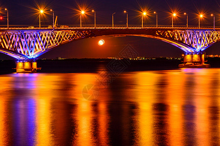 河对面一座大桥的明亮夜灯破灭辉光蓝色旅游水库烧伤支撑反射运输灯饰火车图片