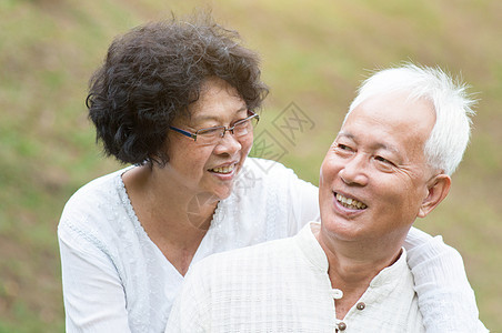 老年亚洲夫妇在户外放松幸福快乐女性男人祖父妻子公园男性祖母丈夫图片