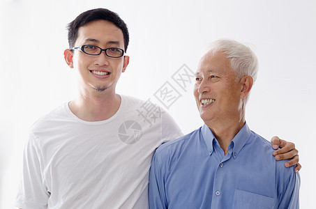 父亲和儿子喜悦退休祖父后代孩子衬衫男性爸爸老年男生图片