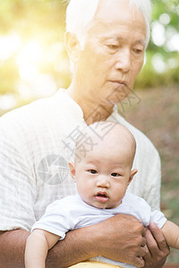 外祖父照顾孙子图片