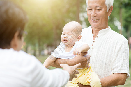 祖父母和孙子女在户外玩得开心图片