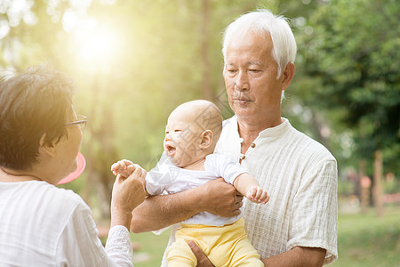 祖父母玩孙子户外游戏图片