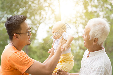 亚洲祖父 父亲和孙子退休拥抱爷爷父母婴儿老年喜悦爸爸公园男性图片