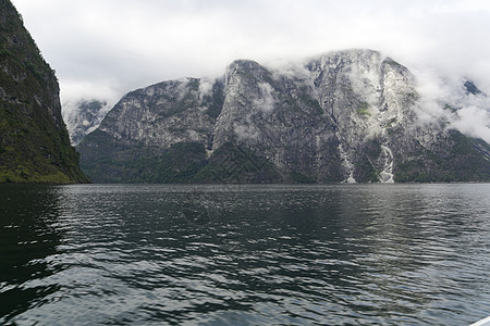 Naeroyfjord和火焰农业悬崖瀑布农场峡湾旅行全景海岸小屋图片