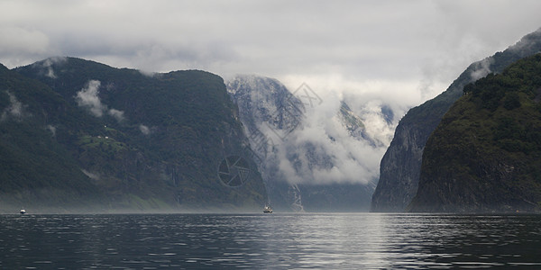 Naeroyfjord和岩石火焰悬崖巡航高度海岸瀑布全景首脑反射图片