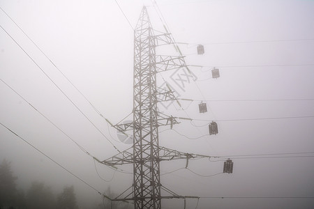 清晨雾中高电压塔塔(高电站)图片
