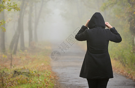 A Foggy森林中的妇女兜帽故事女性魔法骑术薄雾外套披风冒险树木图片