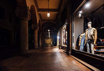 带有衣服的夜店窗户生活城市中心贸易玻璃人体店铺旅行橱窗模型图片