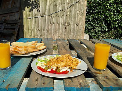 在花园吃早餐木头橙汁食物黄油面包食品蔬菜背景图片