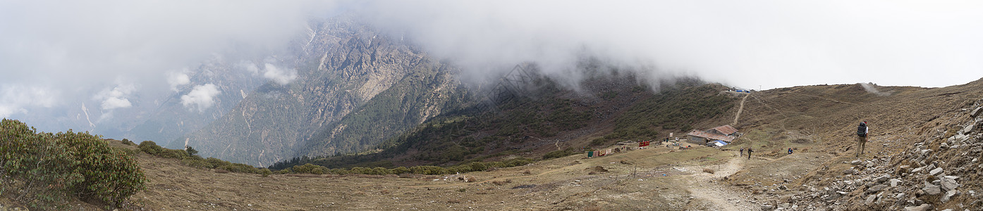 尼泊尔在自然保护区谷地中长途跋涉天空假期旅游全景宽屏旅行生态山脉丛林远足图片