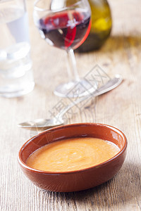特写西班牙的萨尔莫荷汤勺子木头小吃桌子火腿冷藏美食面包营养食物图片