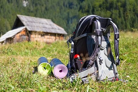 山地草原上的背包和瑜伽垫子远足活动旅游冒险配饰森林肩带自然运动旅行图片
