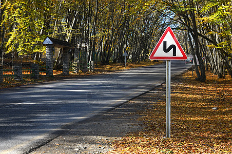 在森林路口签字 警告要小心转弯图片