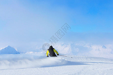 高山的滑雪者速度行动激流下坡运动回旋滑雪天空蓝色娱乐图片