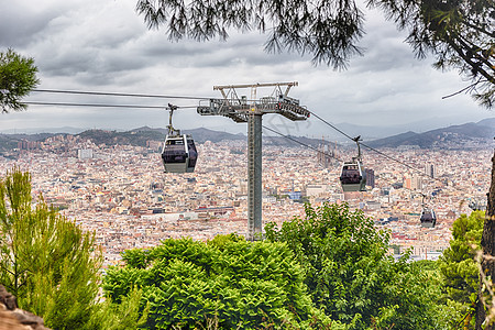 Montjuic 缆车和背景中的城市景观 巴塞罗那 卡塔吸引力建筑全景电缆市中心摩天大楼旅游天空爬坡地标图片