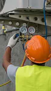 技术员正在检查空调机建造安装冷却活力护发素工程师暖通技术锅炉空气图片