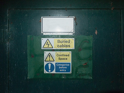 一堆安全标志水绿盒黄色三角形的绿色盒子冒险震惊死亡收费高压信号警告注意力螺栓木板图片