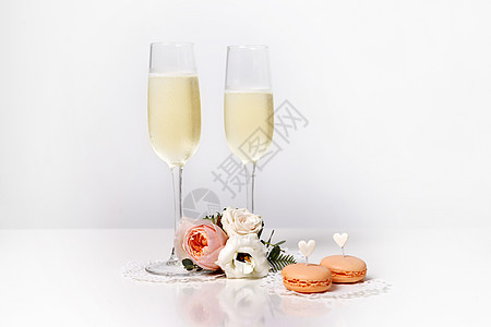 两杯加香槟酒高脚杯婚礼眼镜刀具白色奢华食物婚姻会场植物群图片