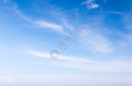 蓝色天空中的白毛云白色多云风景蓝天假期阳光背景图片