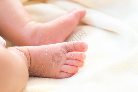 在白布上剥皮的新生儿紧紧腿部 健康男生婴儿女孩手指孩子母亲家庭生活身体父母图片