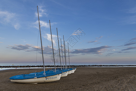 沙滩上的沙子上的船只蓝色日落海洋海滩桅杆图片