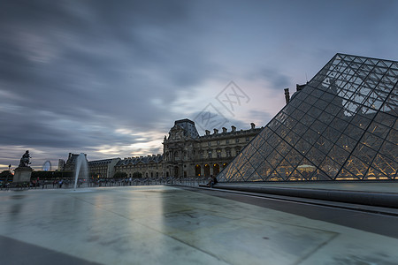 巴黎大博物馆的浏览量日落金字塔建筑物天空图片