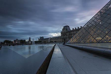 巴黎大博物馆的浏览量日落金字塔天空建筑物背景图片