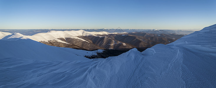 雪山脊顶峰蓝色季节风景天气森林国家阳光日落天空图片