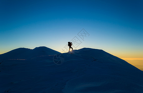 冬季山的旅游者图片