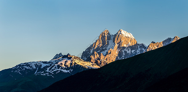 阳光明媚的一天 山峰全景天空远足首脑季节晴天岩石旅行顶峰草地太阳图片