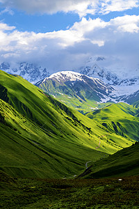 高高加索山脉蓝天土地草地岩石旅行天空浅蓝色蓝色淡绿色刺激图片