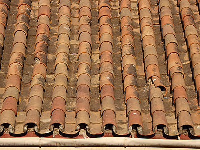 带暖色天沟的破旧瓦砖屋顶图片