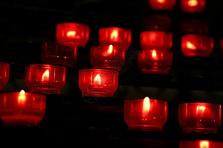 在黑暗教堂燃烧的红蜡烛特写火焰教会红色烧伤烛光崇拜宗教仪式寺庙祷告图片