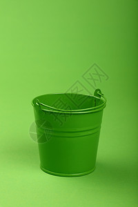 绿色背景的小型金属桶闭紧图片