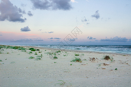 桑迪海滨海岸海景 云彩多彩的日出天空视图图片