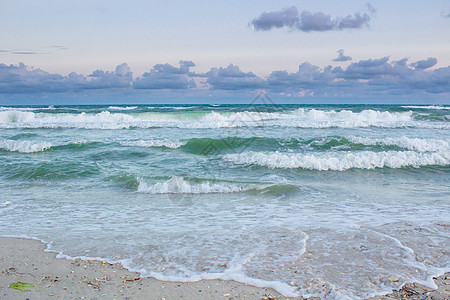 海滨海浪在沙滩上滚动 日出云雾海洋波浪状波浪多云海景日落海滩水域天空海岸图片