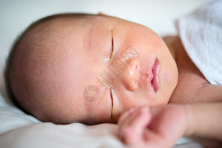 新生儿小男孩睡近一点图片