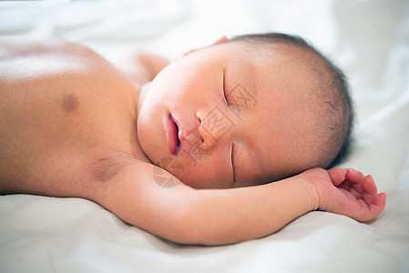 正在睡觉的新生婴儿图片