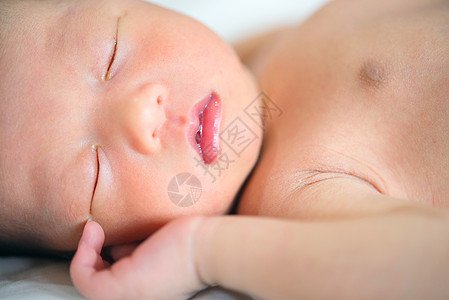 关紧新出生的婴儿睡觉图片