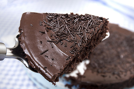 典型的brazilian蛋糕烹饪巧克力准将庆典桌子黑色蛋糕甜点圆形奶油图片