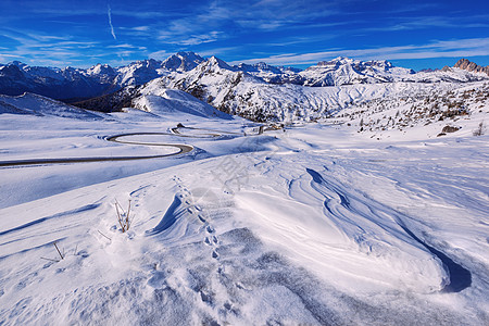 意大利多洛米特的帕索焦乌山雪地貌自由冰川小路悬崖山脉高山岩石顶峰冒险旅行图片