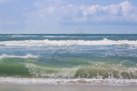 海滨海浪在空沙沙滩上滚动 暴风日出图片