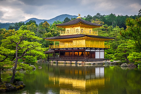 日本京都Kinkakuji金殿花园寺庙建筑森林历史性神社文化神道反射金子图片