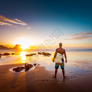 冲浪日落海滩男人海岸天空海洋运动冲浪板冒险假期图片
