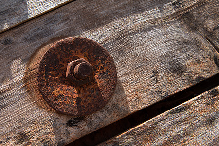螺母在旧木地板上生锈床单坚果地面技术木头腐蚀机器螺栓材料螺旋图片