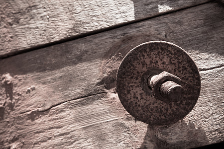 螺母在旧木地板上生锈机器床单宏观坚果金属技术木头螺栓材料螺旋图片