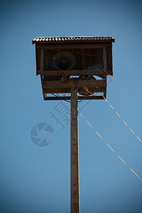 在高塔和长距离塔上广播的老式公共扩音器扬声器民众播送柱子讲话白色喇叭车站蓝色金属图片
