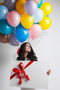 有气球和礼物的女人快乐纪念日展示微笑乐趣派对周年生日幸福盒子图片