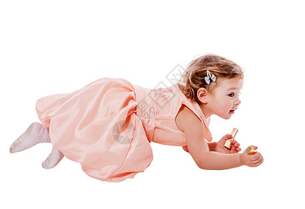 小女孩爬起来裙子微笑喜悦孩子好奇心幸福儿童蓝色褐色孙子图片
